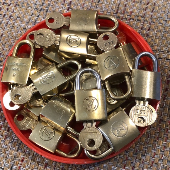 Vintage LV Louis Vuitton Padlock Lock & Key 228 - Picture 10 of 11